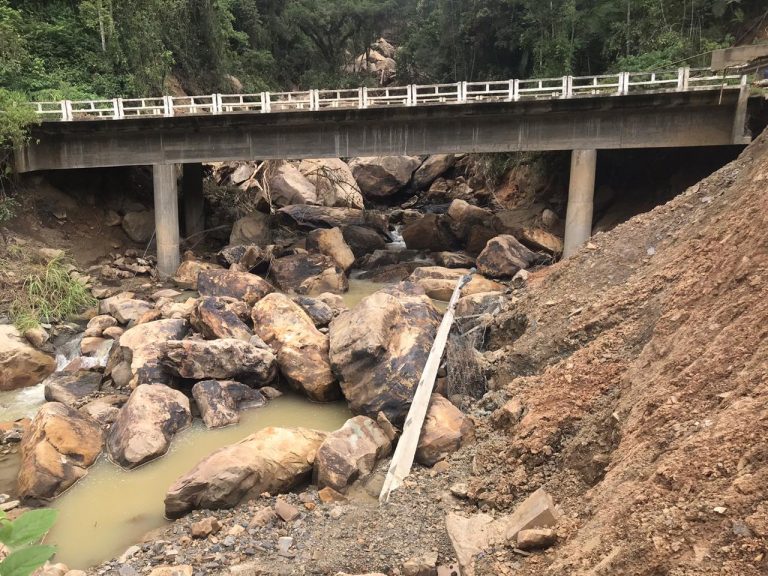 Pedras depositadas pelo fluxo de detritos que provocou a erosão. Foto: DCSC Divulgação.