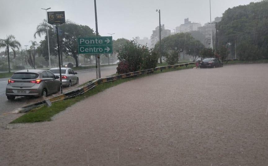 Alça de acesso para a Ponte Pedro Ivo interditada neste domingo devido ao alto volume de chuva. 
Foto: Guarda Municipal de Florianópolis / Divulgação.