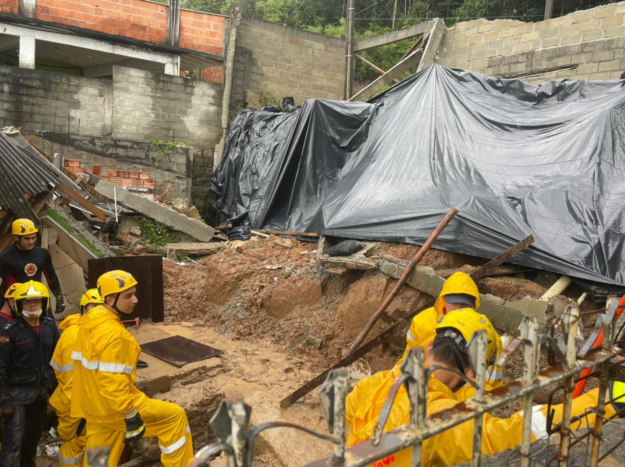 Mãe E Filha Morrem Após Deslizamento De Terra Em Florianópolis 