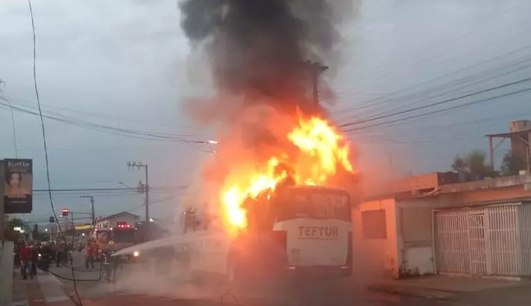 Ônibus pega fogo. Foto: Redes Sociais / Divulgação.