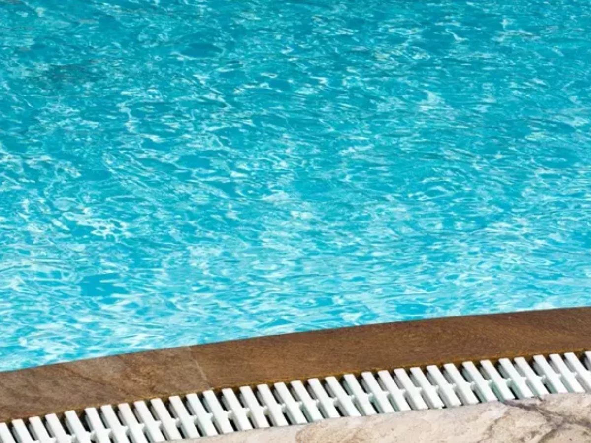 Casal é flagrado fazendo sexo em piscina de prédio