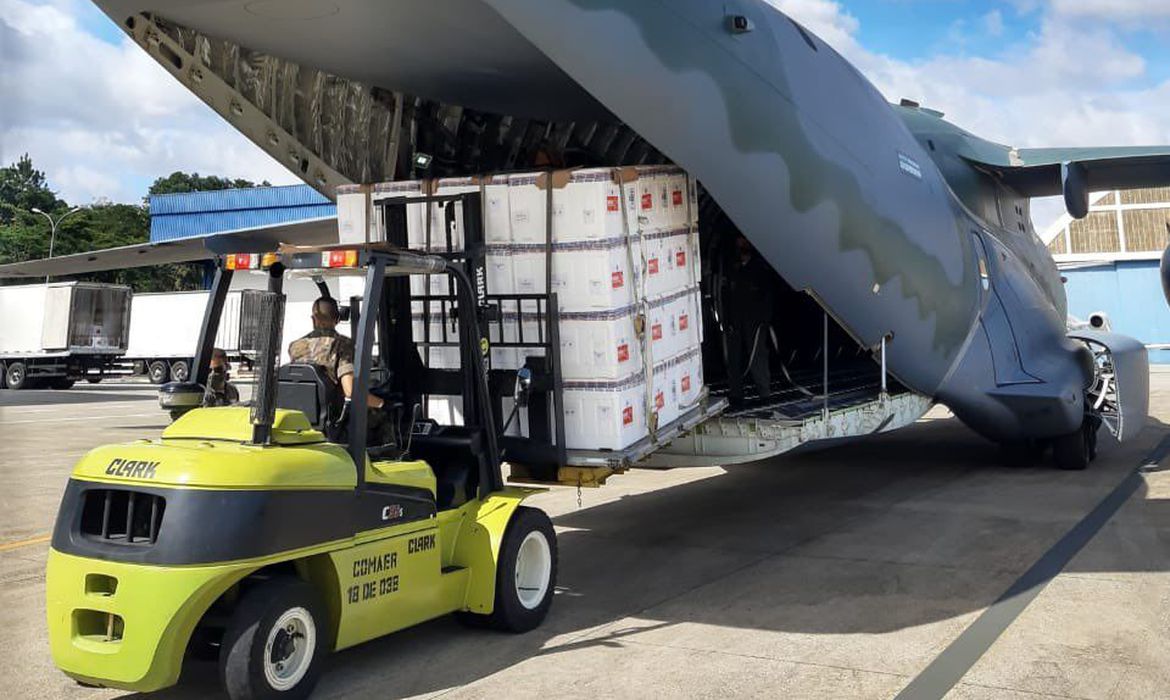 Hoje (18/01), um KC-390 Millennium da #FAB decolou às 10h08 de Guarulhos/SP com destino a Goiânia/GO transportando carga das vacinas para combate à COVID-19. Foto Divulgação