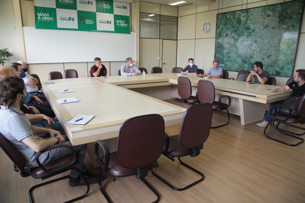Reunião do prefeito com concessionária e representantes de agroindústrias. Foto: Prefeitura de Chapecó / Divulgação.