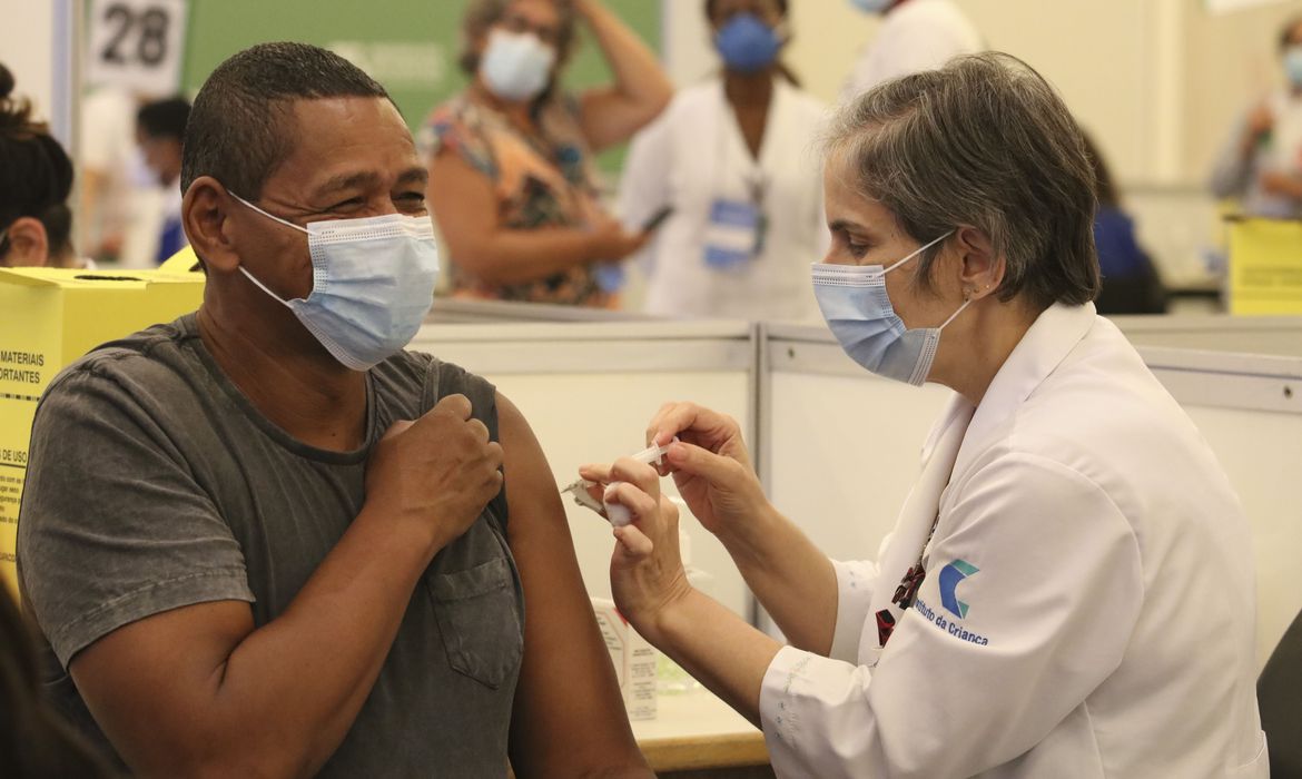 Vacinação contra Covid-19 aos profissionais da saúde do Hospital das Clínicas. Foto: Rovena Rosa / Agência Brasil.