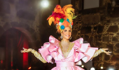 Ivete Sangalo com plumas coloridas. Foto: Instagram / Reprodução.