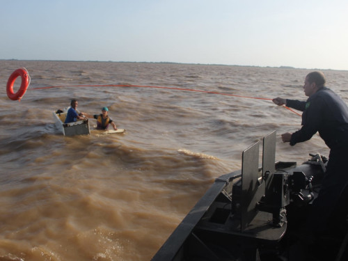 Vítimas de naufrágio utilizaram uma geladeira
para flutuar e aguardar socorro. Foto: Marinha, Divulgação