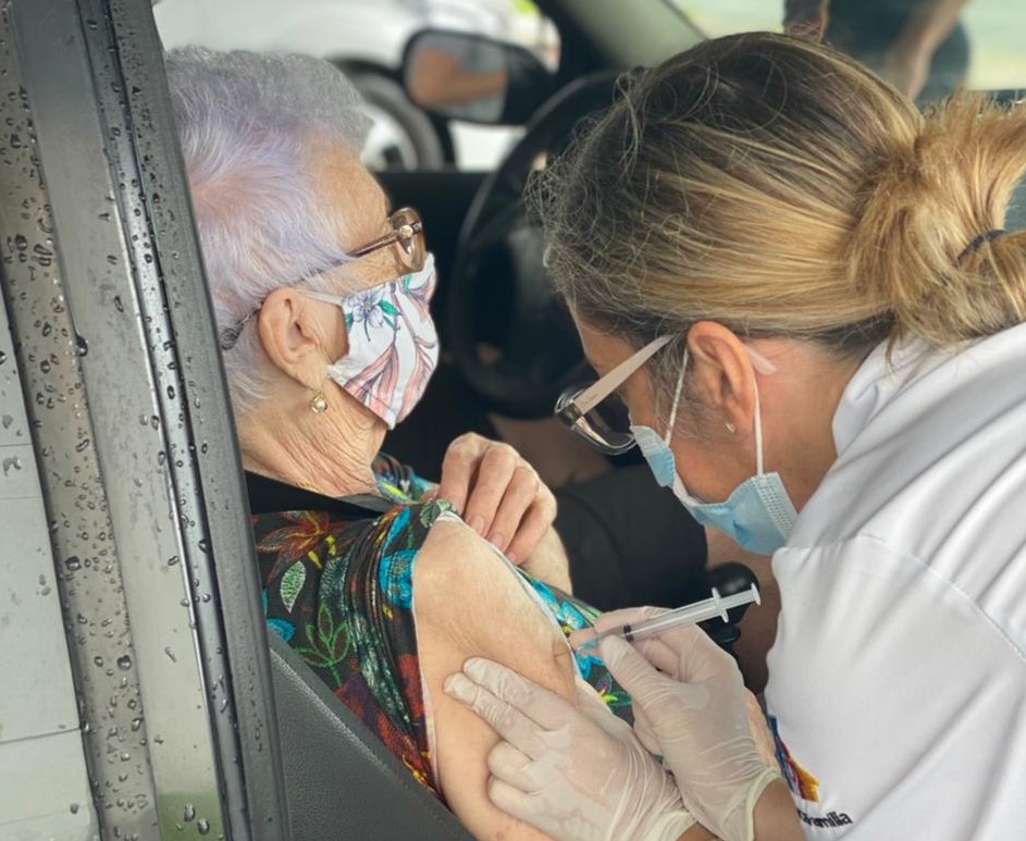 Quase 500 idosos são vacinados contra Covid-19 em drive-thru no Centreventos_115278