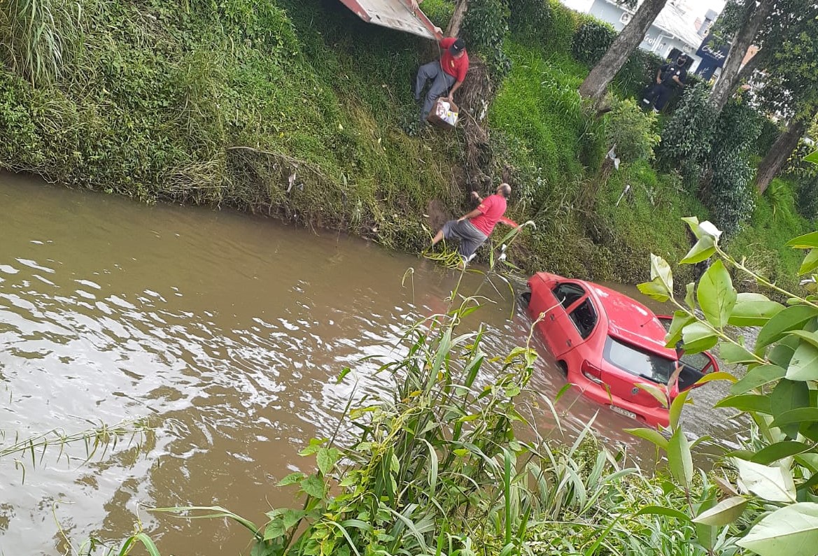 Motorista perde o controle e carro cai no Rio Carahá em Lages