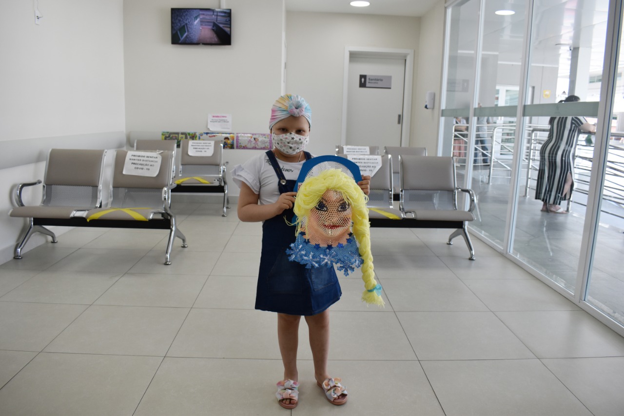 Máscaras lúdicas ajudam pacientes pediátricos da Radioterapia do Hospital Santo Antônio