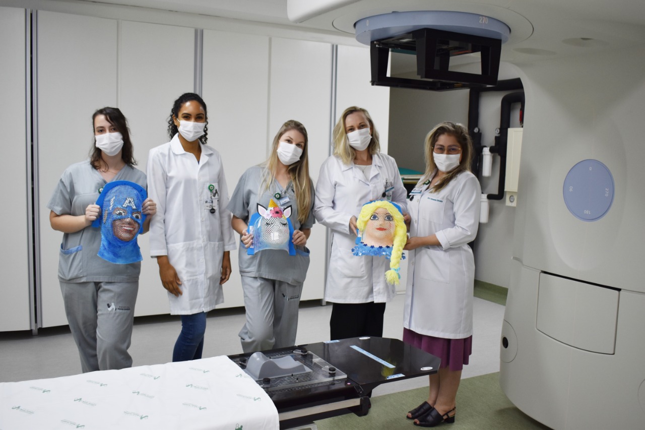 Máscaras lúdicas ajudam pacientes pediátricos da Radioterapia do Hospital Santo Antônio