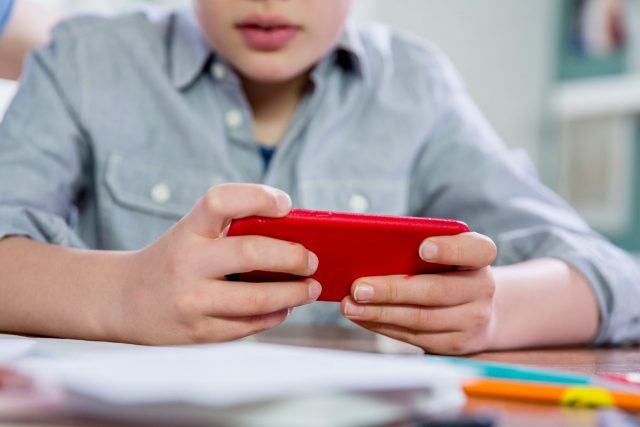 Uso excessivo de celulares na infância e adolescência eleva o risco de estrabismo. Divulgação
