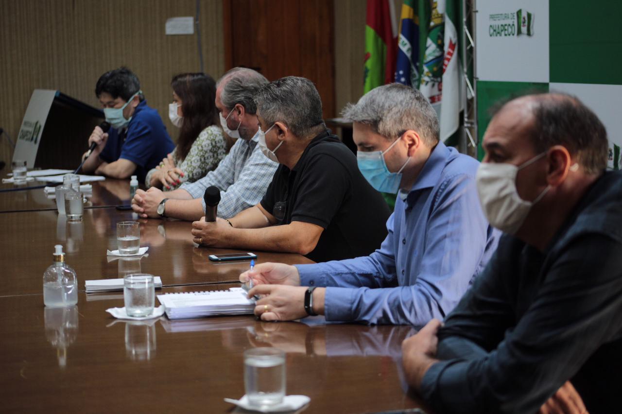 Reunião escolas particulares e universidades. Foto: Prefeitura de Chapecó / Divulgação.
