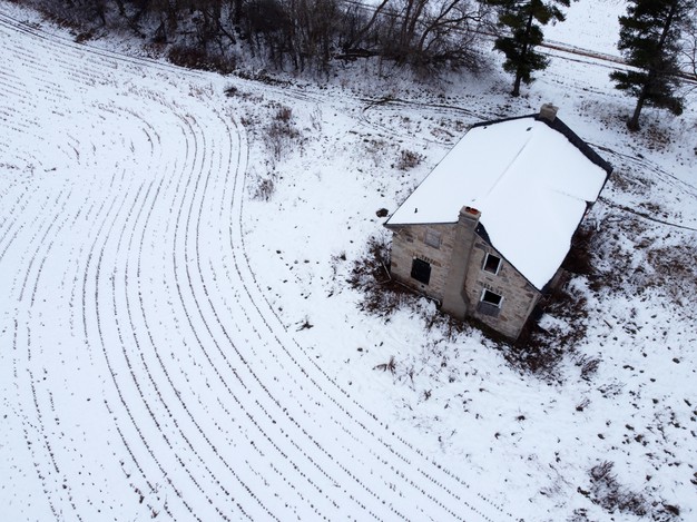 Imagem ilustrativa | Casa coberta de neve. Foto: Freepik.