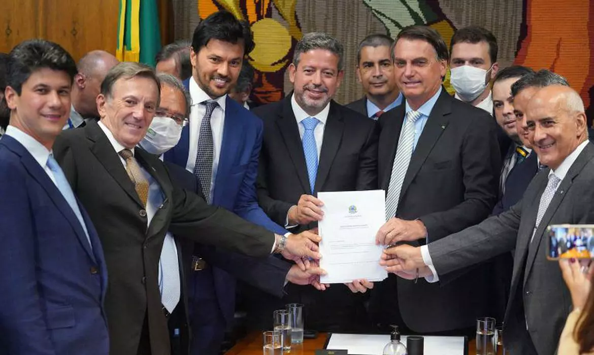 Bolsonaro entrega à Câmara PL que permite privatização dos Correios. Foto: Pablo Valadares / Câmara dos Deputados.