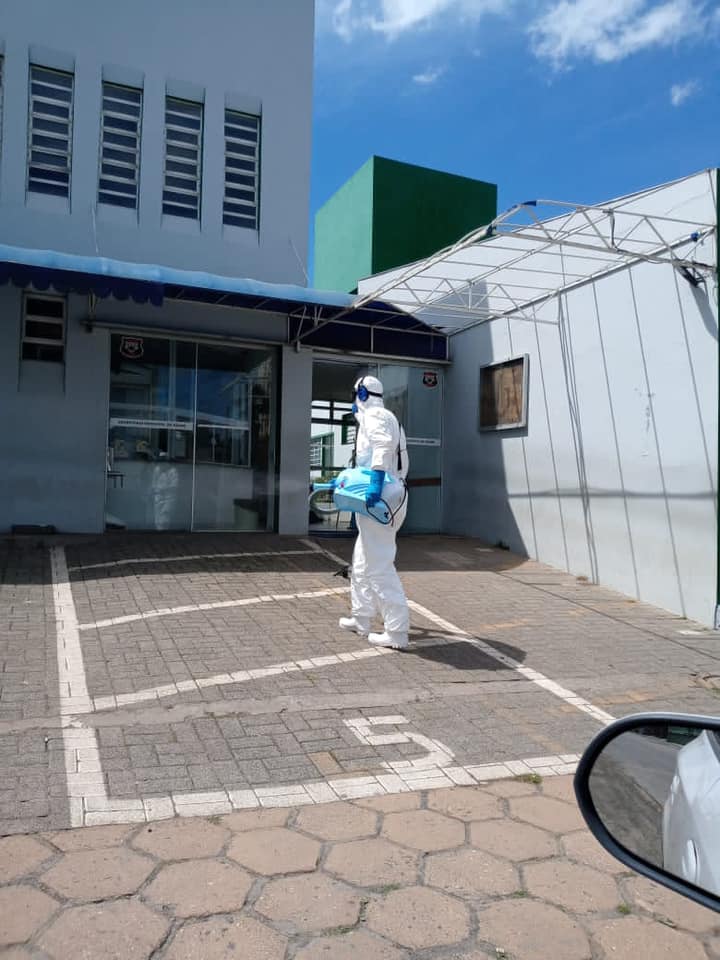 Voluntário realiza sanitização de locais públicos em São Joaquim