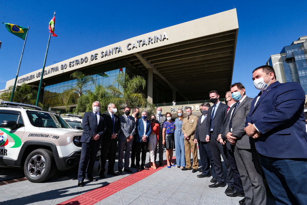 Governadora e deputados estaduais participam da entrega de viaturas e equipamentos à Polícia Militar