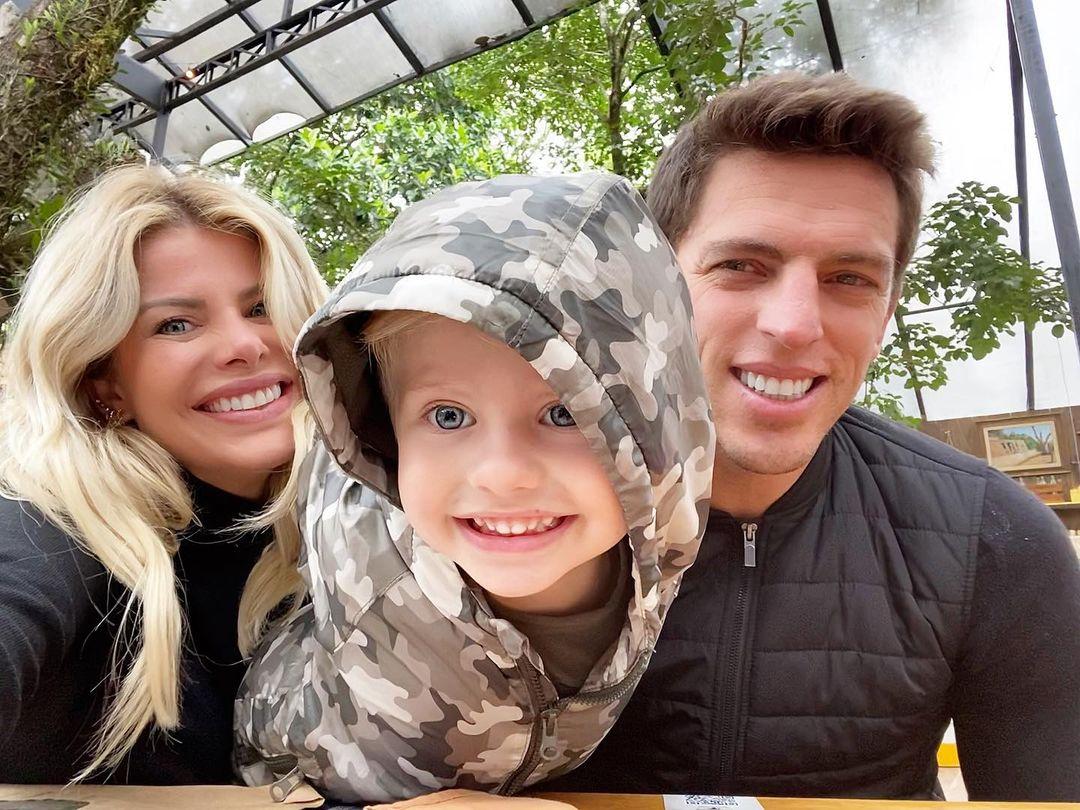 Karina Bacchi, Amaury Nunes e Enrico posam para foto (Reprodução/Instagram)