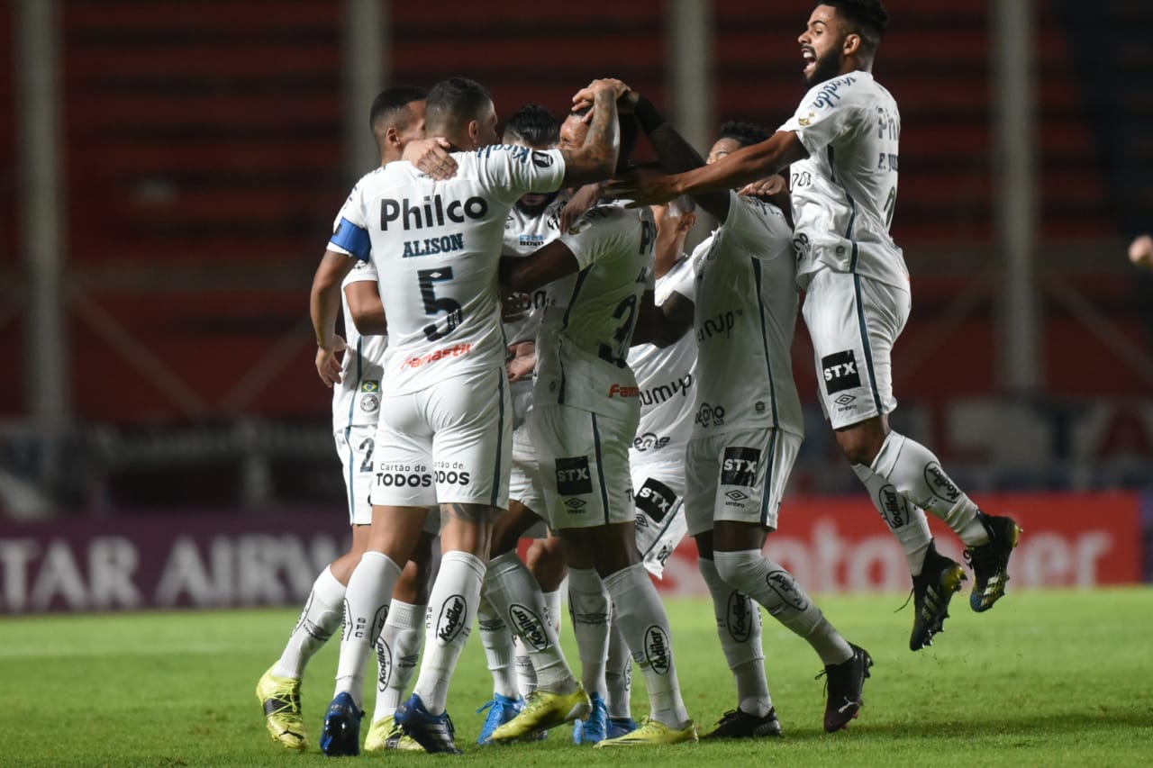 Santos vence San Lorenzo e fica mais perto da fase de grupos da Libertadores