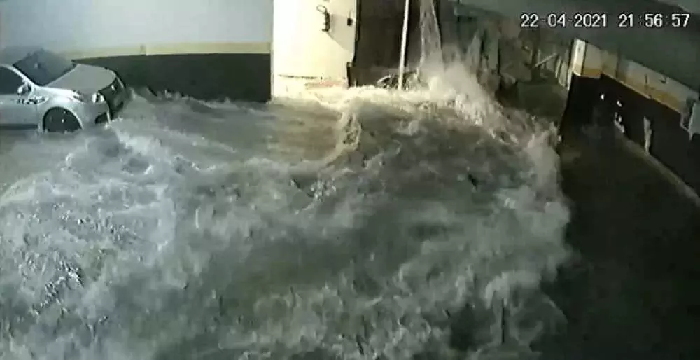 Vídeo: piscina desaba em condomínio no ES