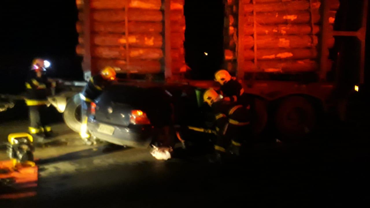 Acidente entre carro e carreta em Rio do Sul