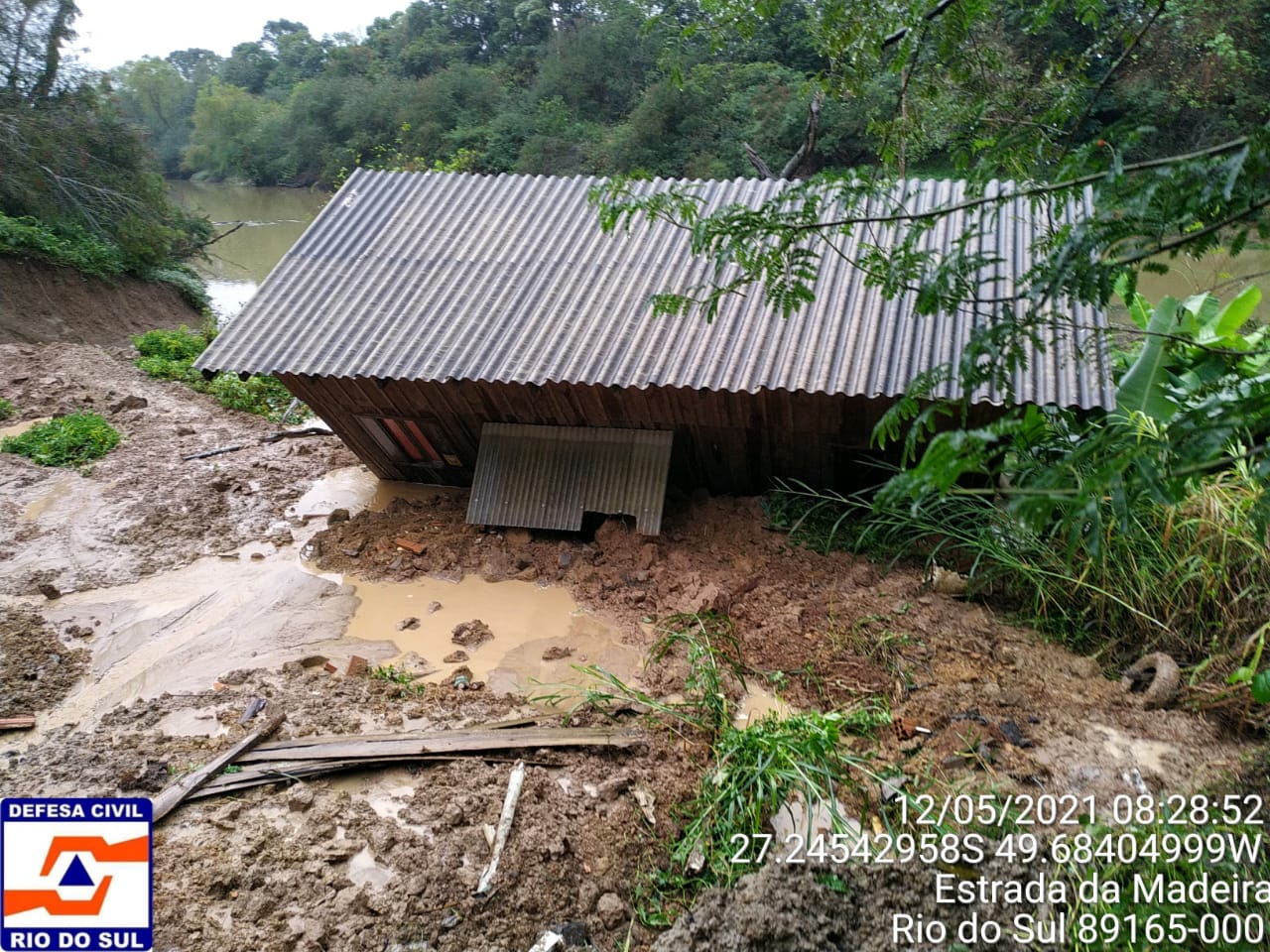 Casa é arrastada no Vale do Itajaí