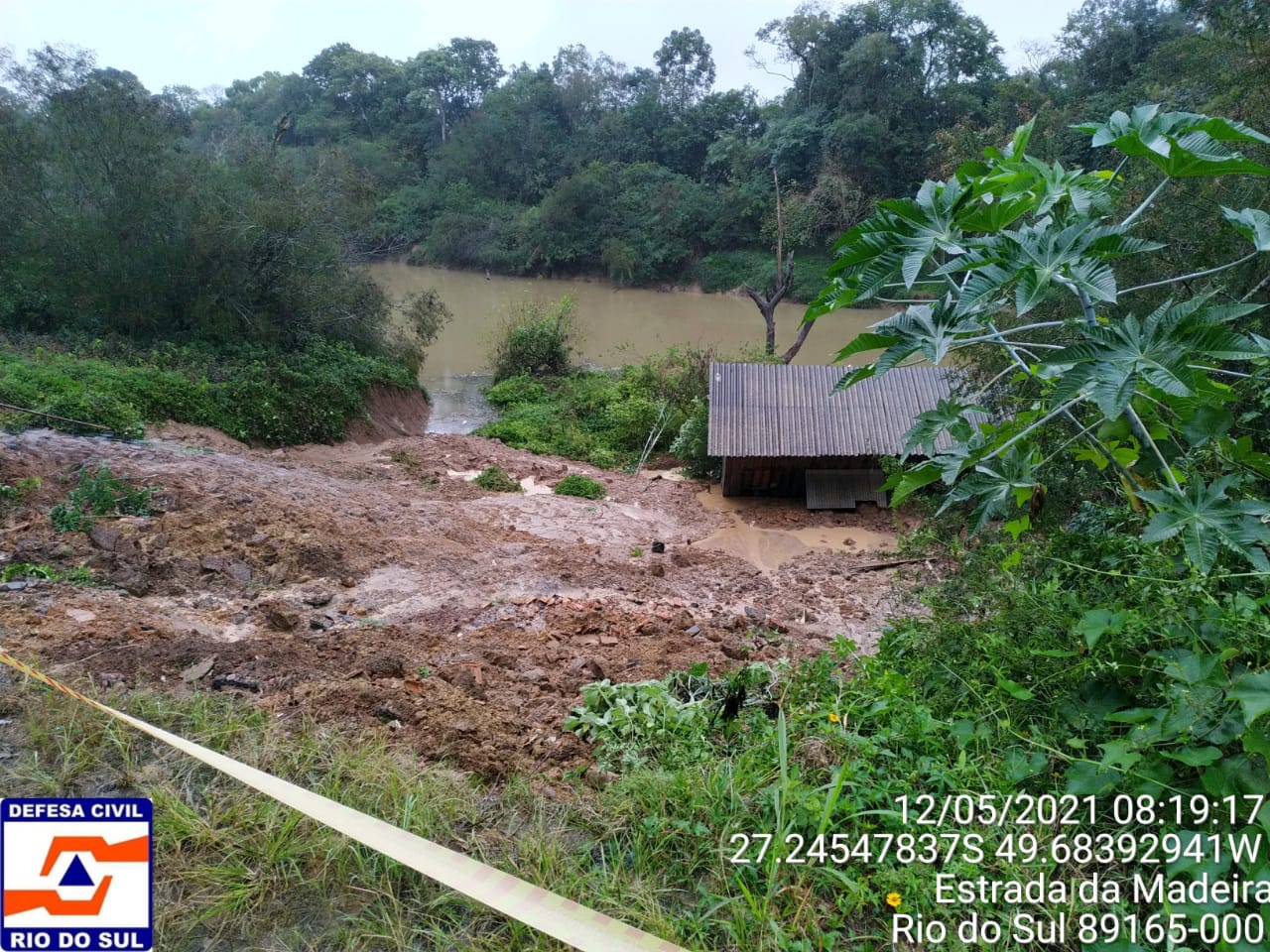 Casa é arrastada no Vale do Itajaí