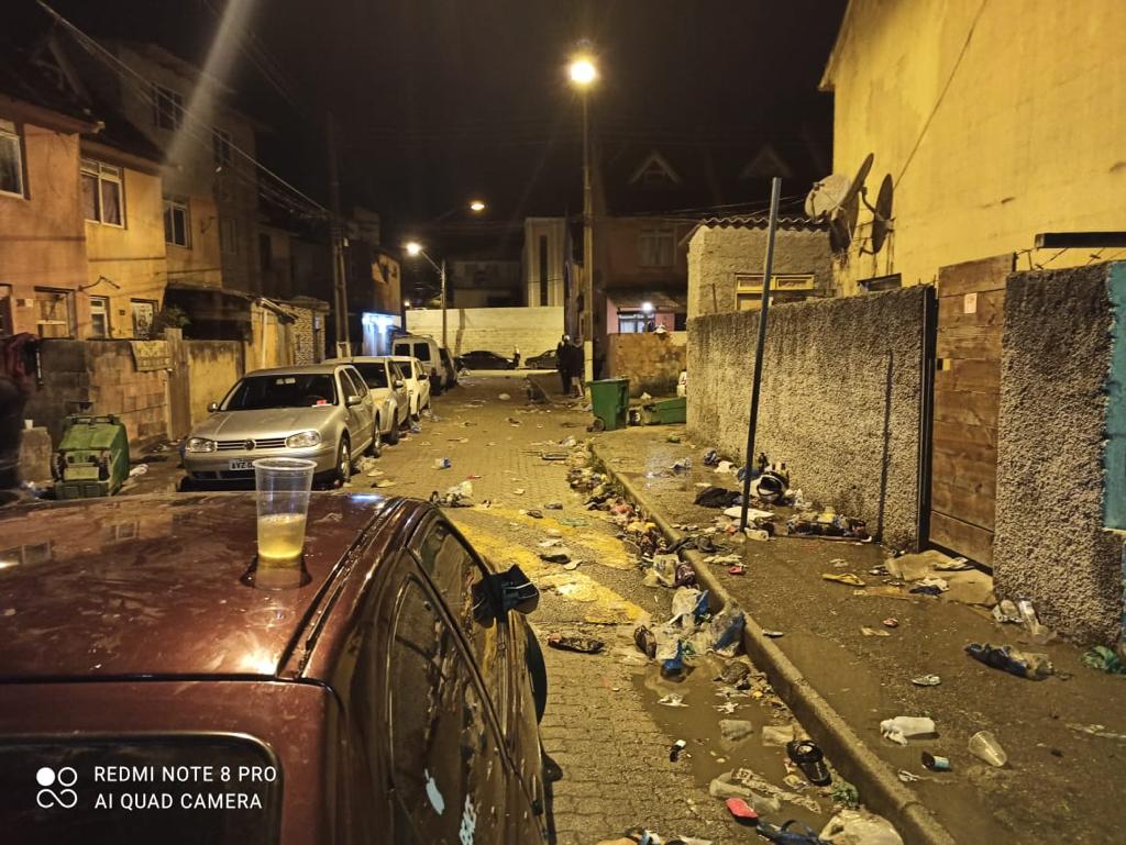 Sujeira depois do baile funk na comunidade da Queimada. Foto: PM, Divulgação