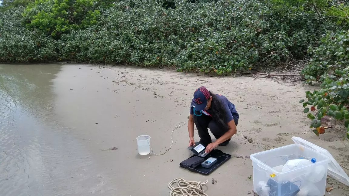 Estudante realiza a determinação de parâmetros da água. Foto: arquivo pessoa