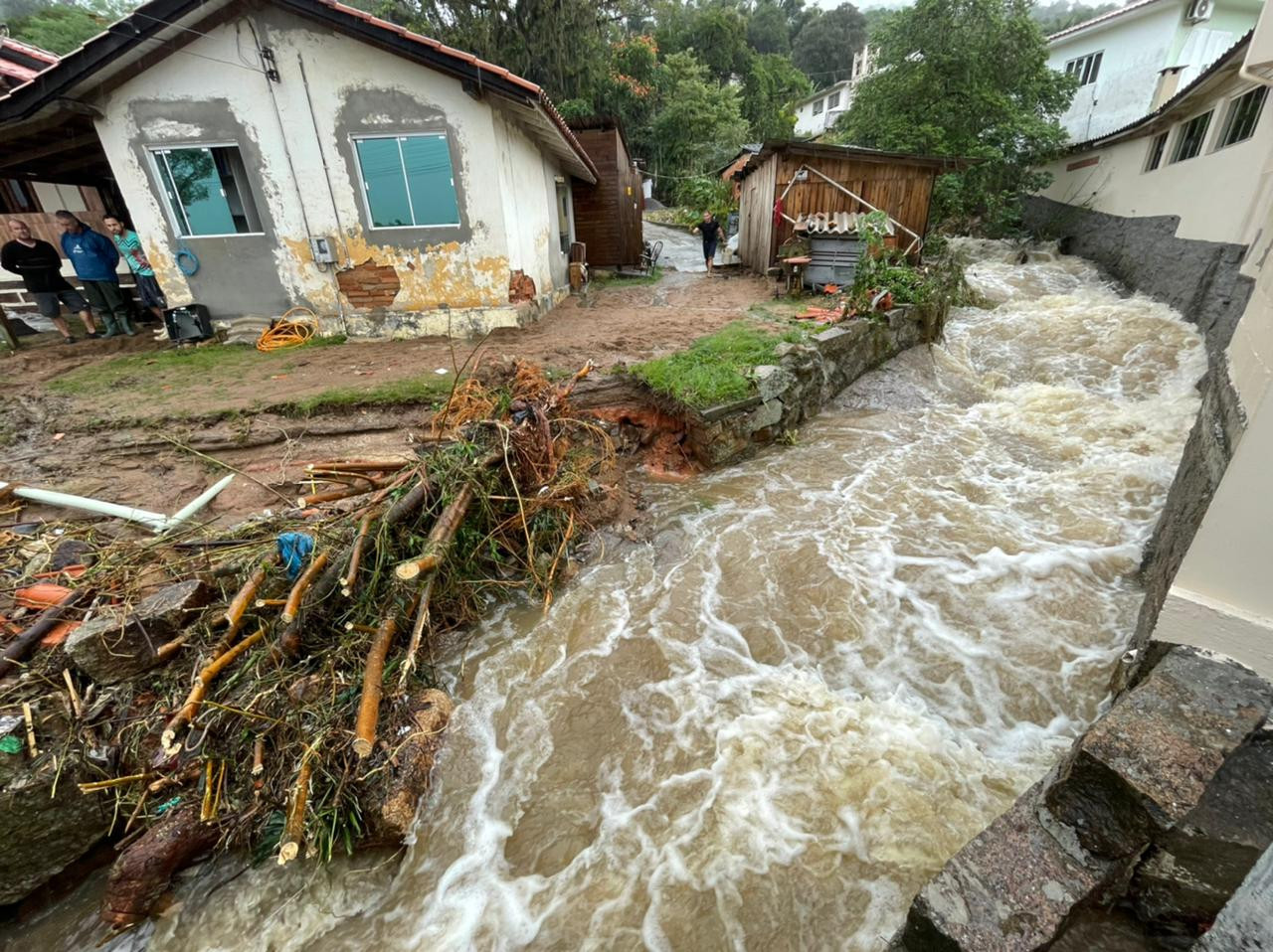 A Guarda Municipal e a Defesa Civil alertam para risco de desabamento de pontes. Foto: Prefeitura de Laguna / Divulgação.