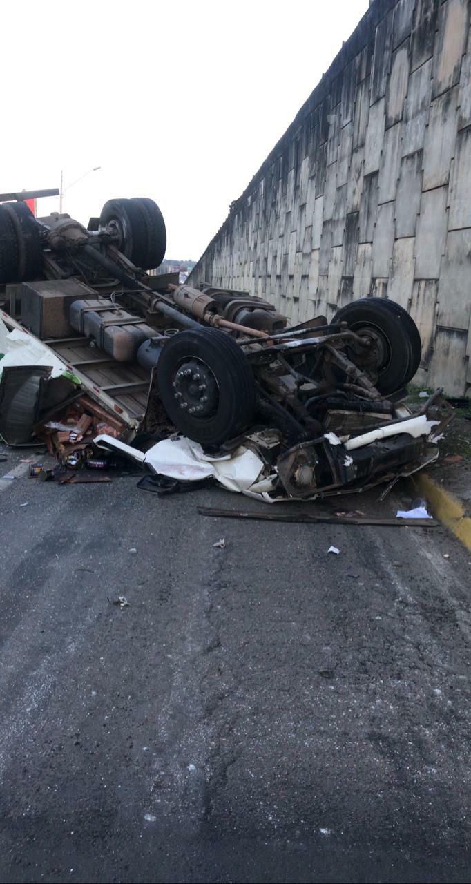 Caminhão cai de viaduto e interdita marginal da BR-101 em Palhoça