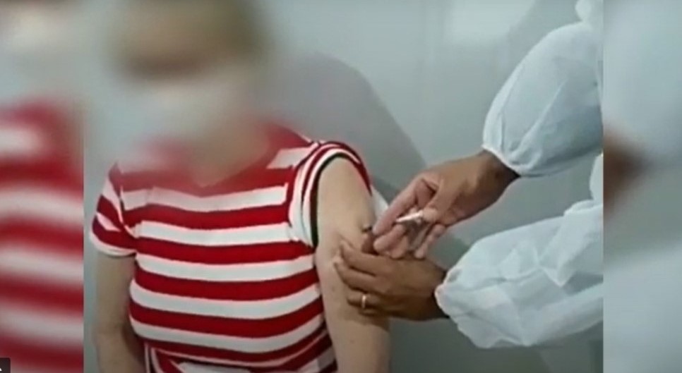 Mulher que teve vacina aplicada de forma incorreta é revacinada em Blumenau