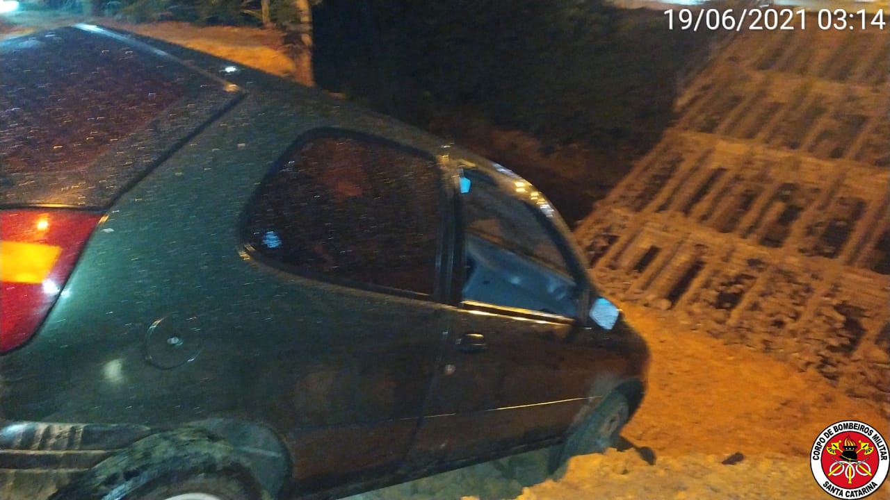 Carro fica pendurado em ponte quebrada em SC