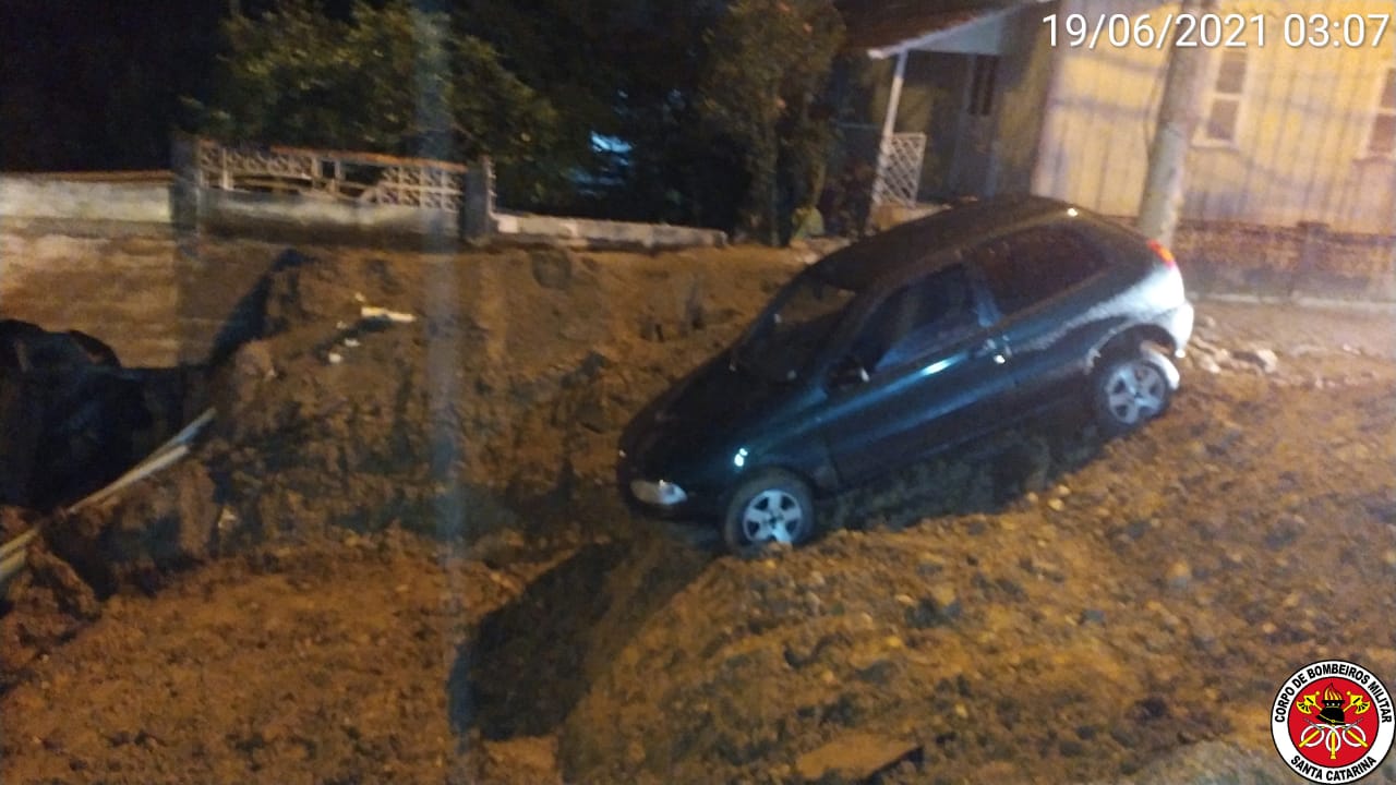 Carro fica pendurado em ponte quebrada em SC