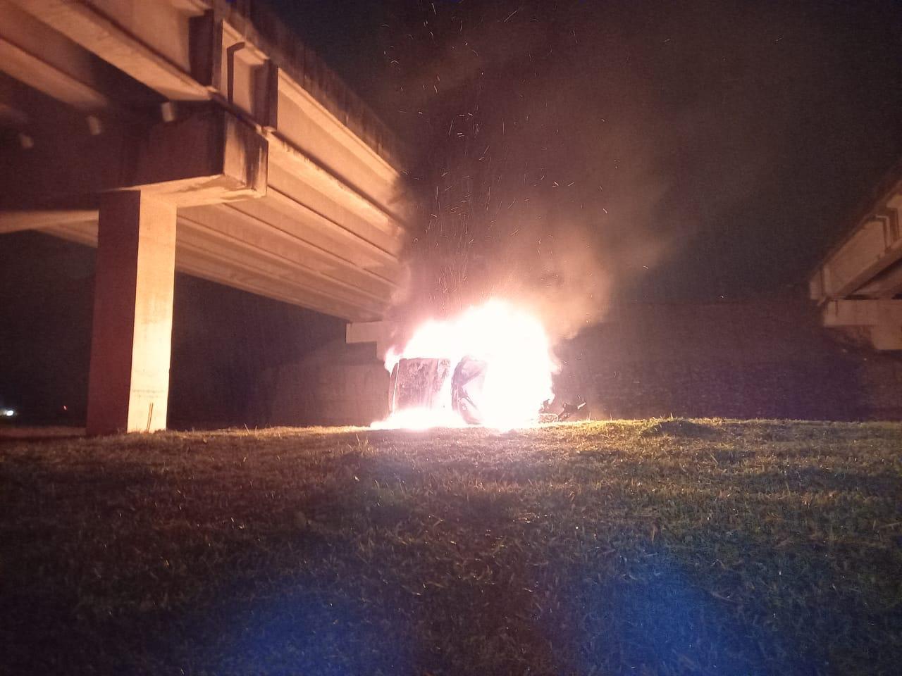 Motorista é salvo por moradores após carro cair de viaduto e pegar fogo em SC