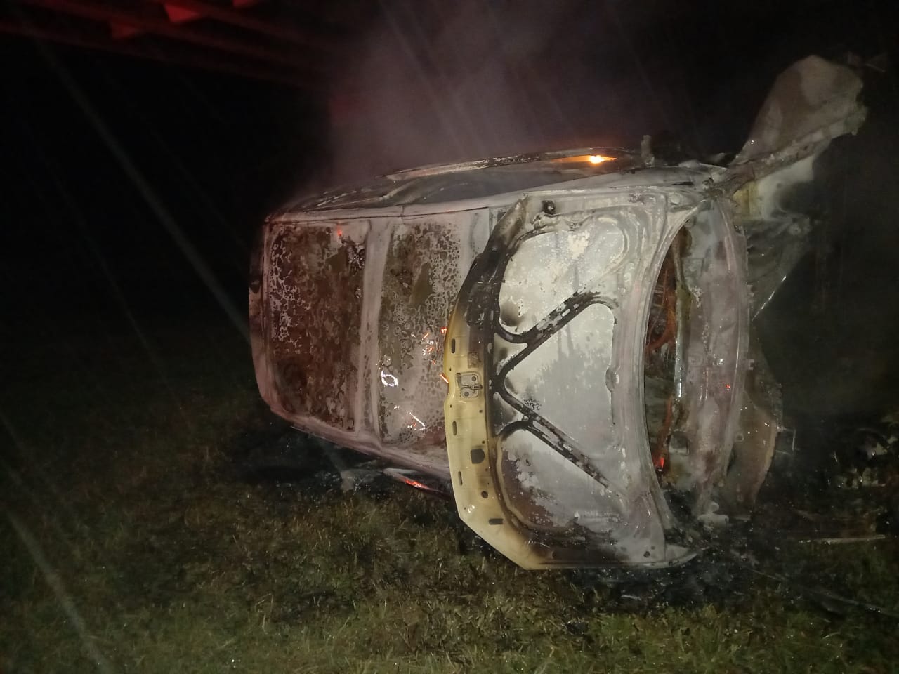 Motorista é salvo por moradores após carro cair de viaduto e pegar fogo em SC