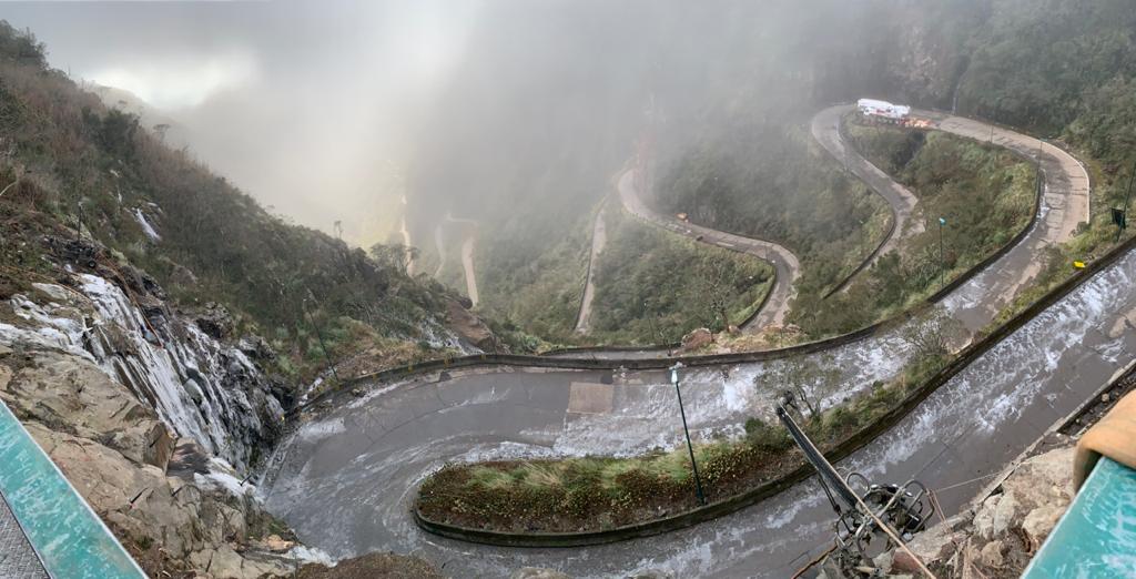 Tráfego na Serra do Corvo Branco segue bloqueado por congelamento da via