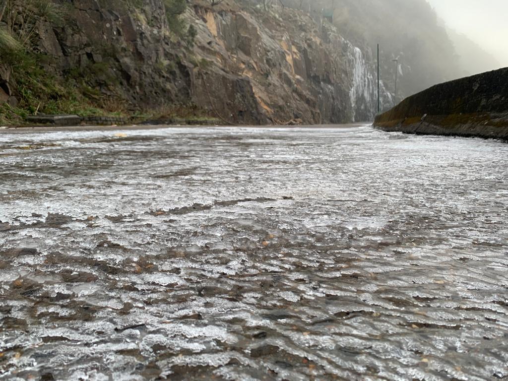 Tráfego na Serra do Corvo Branco segue bloqueado por congelamento da via