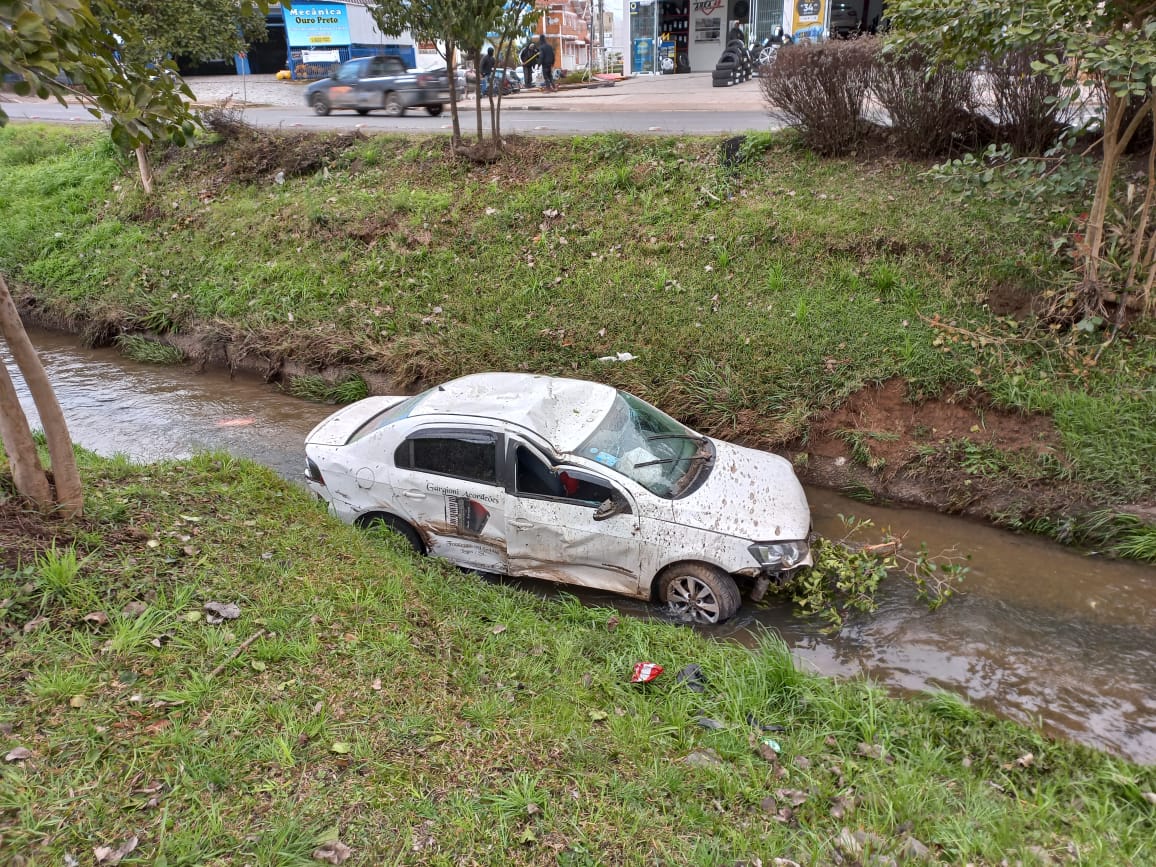Vídeo: carro capota e cai no Rio Carahá, em Lages