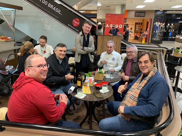 Dr Albert Zilli, Alexandre Búrigo, Valter Bettiol, Beto Beleza, Dorvanil e Sérgio Nunes, sábado pela manhã, na praça Nereu Ramos. 