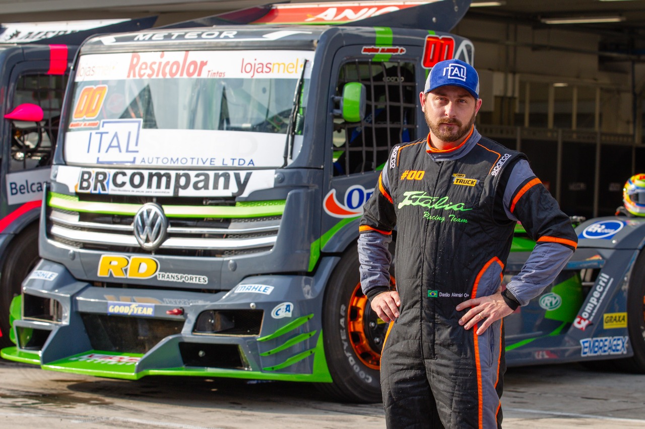 Piloto criciumense Danilo Alamini, filho do Diri, vem fazendo bonito nas pistas em sua primeira temporada na Copa Truck, a nossa Fórmula 1 dos caminhões no Brasil. Danilo voltou a subir no pódio neste domingo em Interlagos.