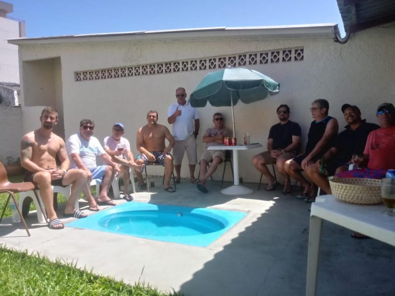 Já que vamos entrar na temporada de inverno, fica aqui um “remember” do verão do nosso amigo Dé Carvalho, em um dos festivos encontros na pérgola de sua piscina.