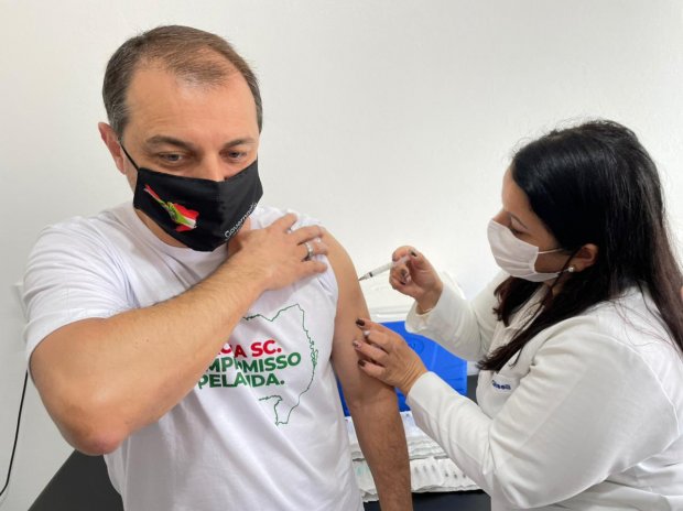 Governador toma vacina contra a Covid-19