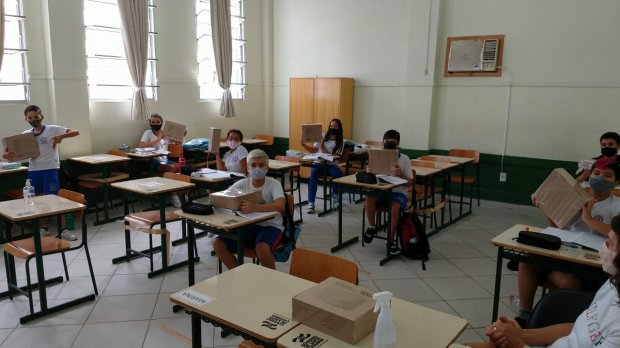 Estudantes da rede estadual de SC recebem kits escolares