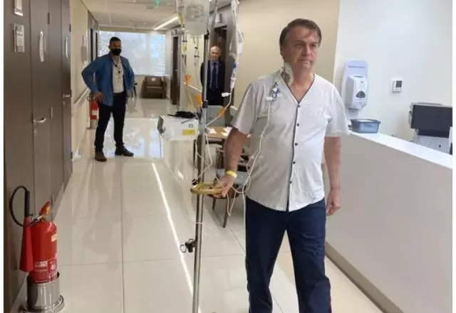 Sem sonda nasogástrica, Bolsonaro passeia nos corredores do hospital | Foto: Reprodução | Twitter | Jair Bolsonaro
