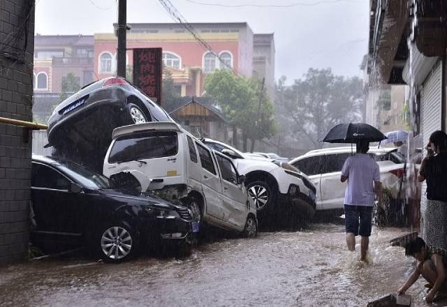 Ruas alagadas e carros arrastados nas enchentes da China| reprodução/Twitter/Ambassador Deng Xijun / VIa SBT News

