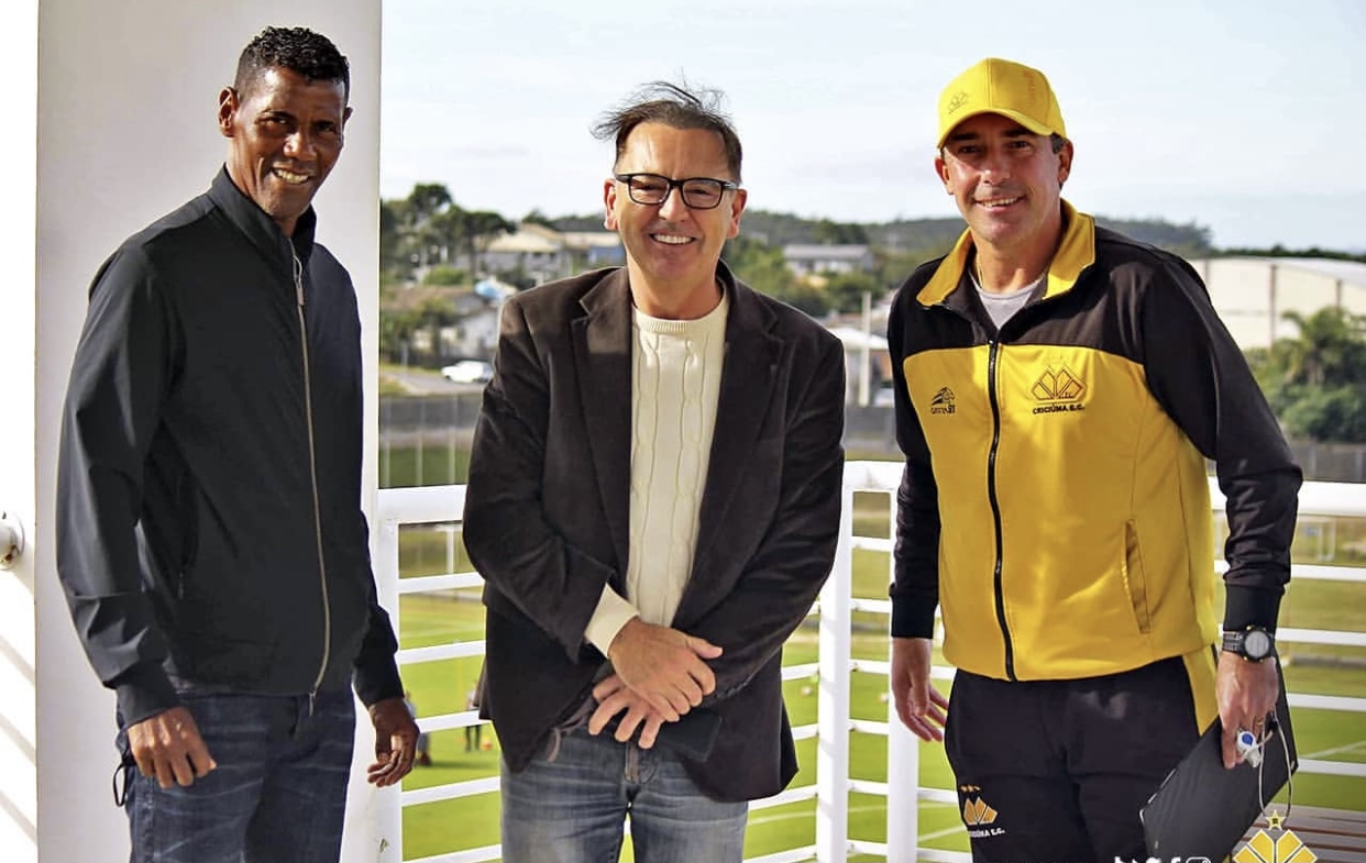 Aldair, zagueiro tetracampeão mundial da Seleção Brasileira, no encontro de ontem no CT Antenor Angeloni com o presente Anselmo Freitas e Paulo Baier.