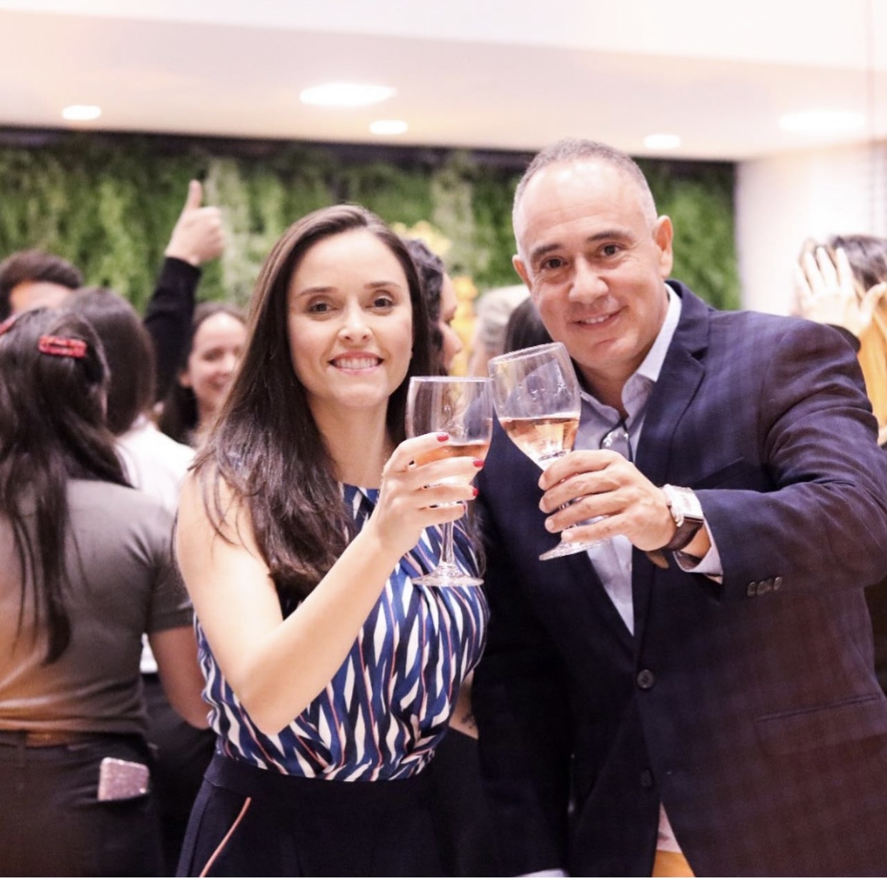 Os irmãos Kamila Borges e Marcos Aurélio, brindando o sucesso da caminhada empresarial com a nova casa do grupo Maxipas. 