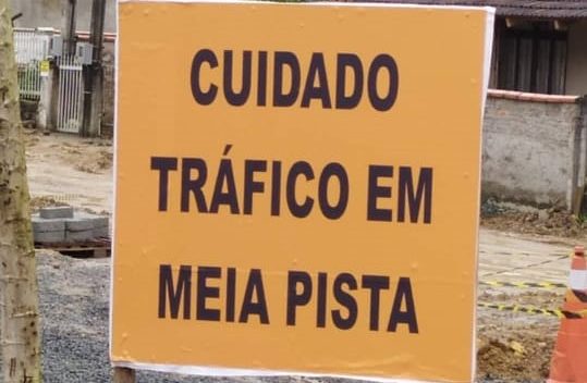 "Tráfico em meia pista": placa com erro diverte moradores de Blumenau