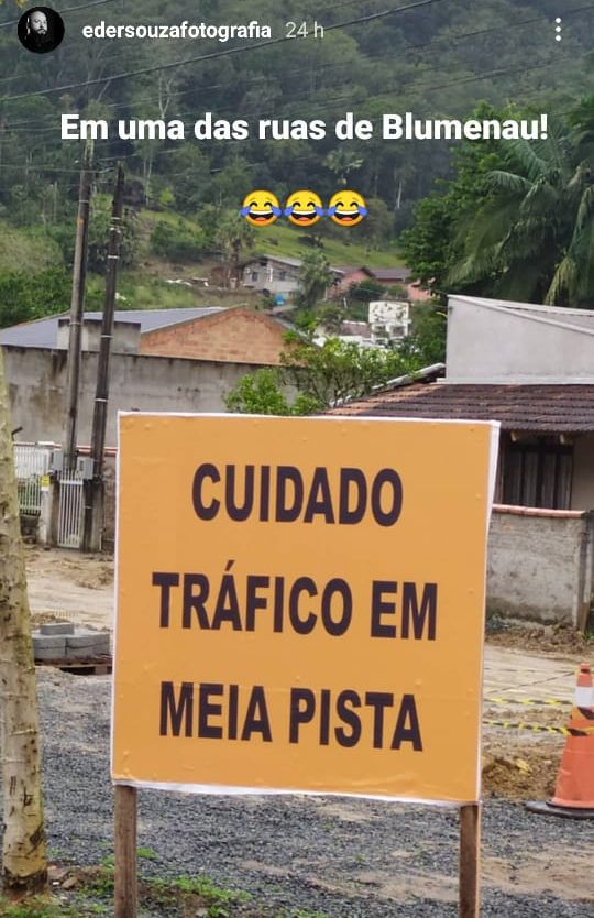 "Tráfico em meia pista": placa com erro diverte moradores de Blumenau