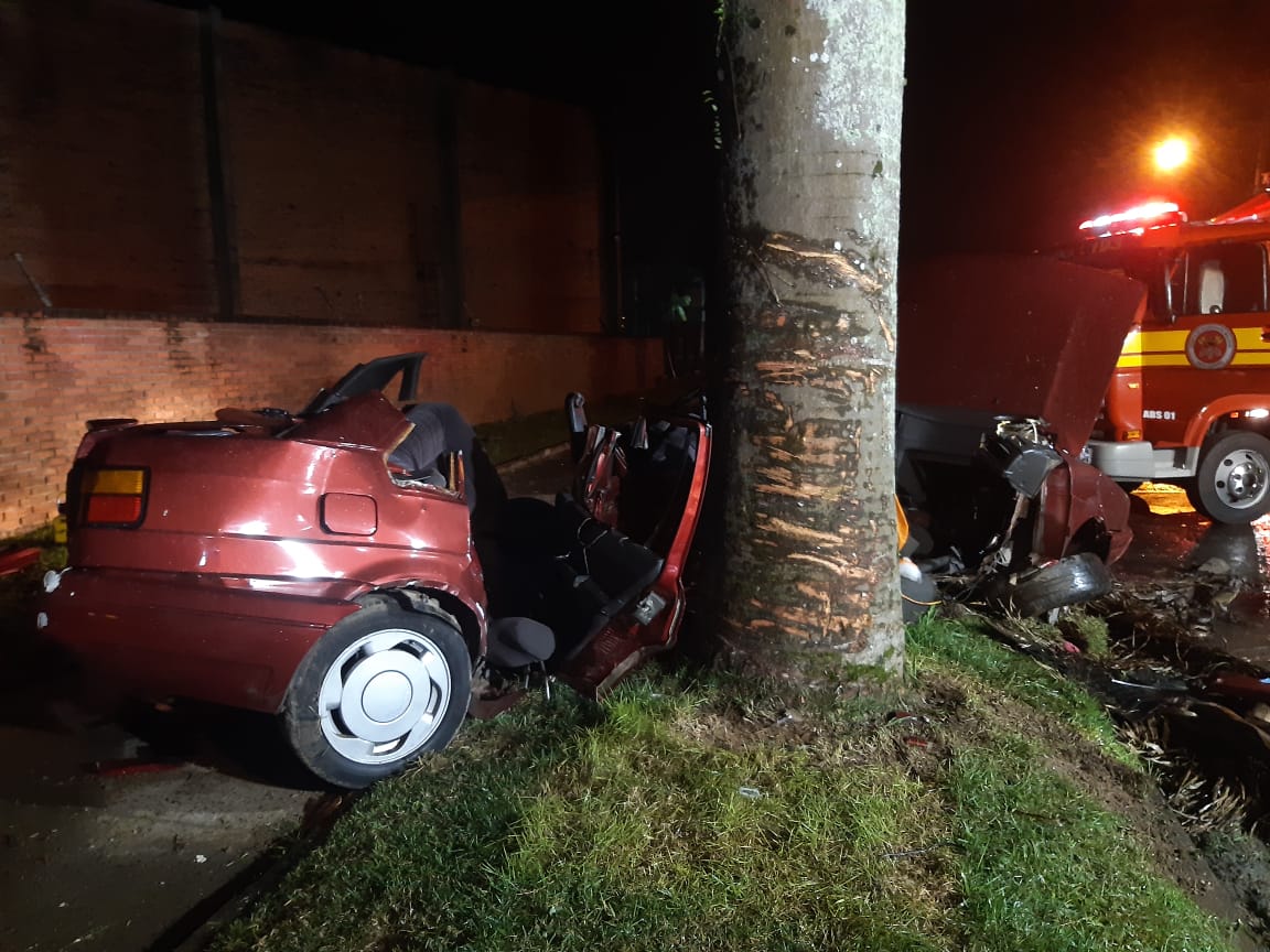 Duas pessoas morrem após carro bater em árvore no Vale do Itajaí